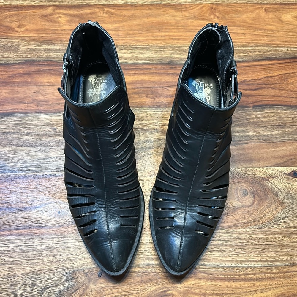 SAM EDELMAN - CIRCUS booties black leather lazer cut details pointed toe zie 7M